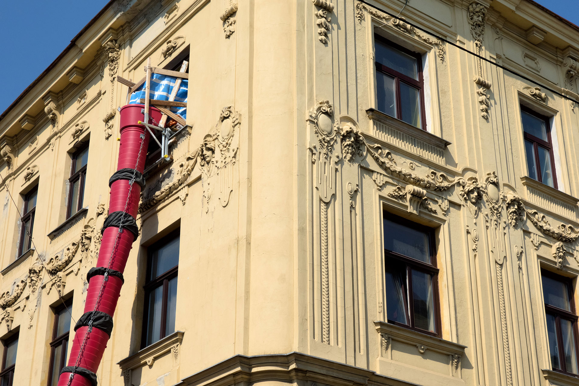 Schraube wird in Dachziegel gedreht